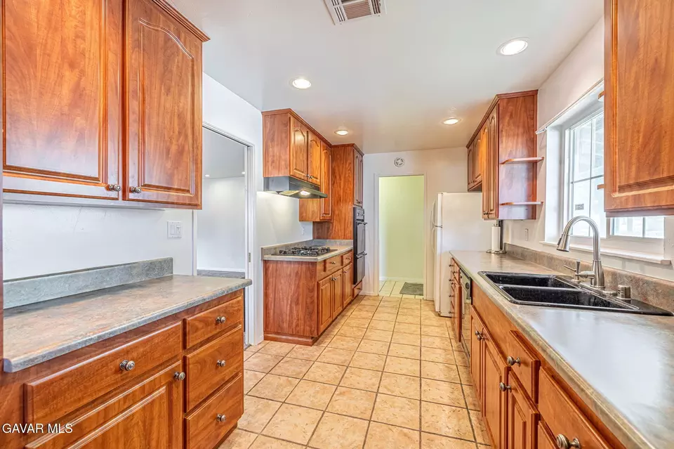 Kitchen - 44916 18th Street St W, Lancaster, CA 93534 photo 2 of 3