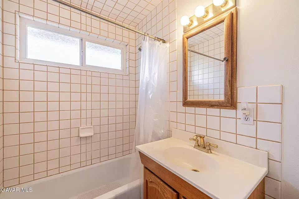 Bath - 44916 18th Street St W, Lancaster, CA 93534 photo 2 of 2