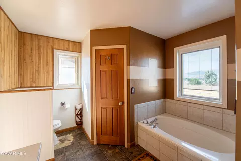 Bath - 21541 Westwood Blvd, Tehachapi, CA 93561 photo 2 of 5
