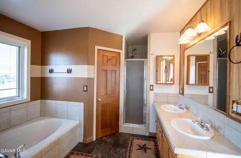 Bath - 21541 Westwood Blvd, Tehachapi, CA 93561 photo 3 of 5