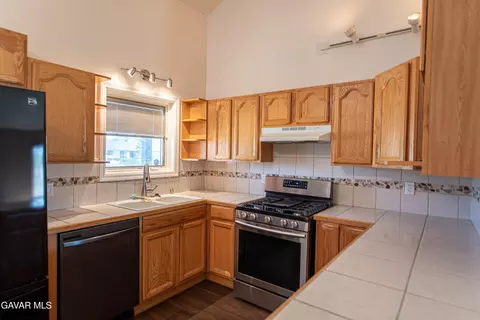 Kitchen - 21541 Westwood Blvd, Tehachapi, CA 93561 photo 3 of 3