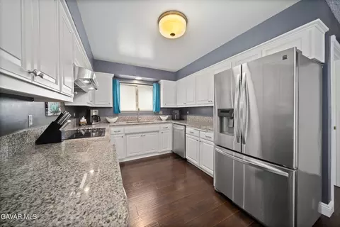 Kitchen - 44527 Denmore Ave, Lancaster, CA 93535 photo 1 of 3