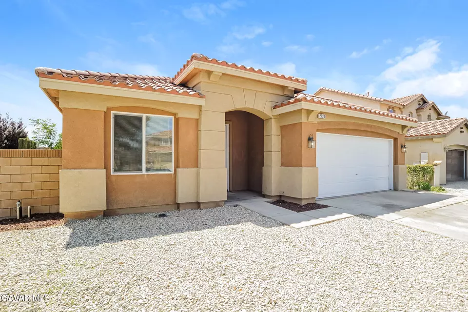 Exterior - 2736 Garnet Ln, Lancaster, CA 93535 photo 2 of 4