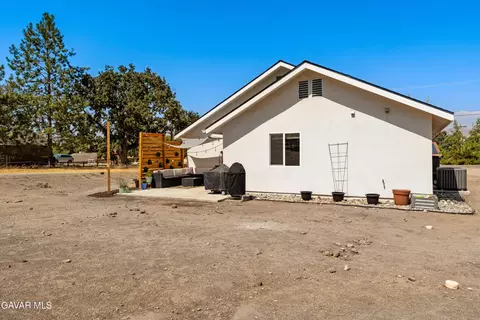 Exterior - 28060 Preakness Dr, Tehachapi, CA 93561 photo 4 of 5