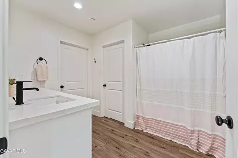Bath - 28060 Preakness Dr, Tehachapi, CA 93561 photo 2 of 3