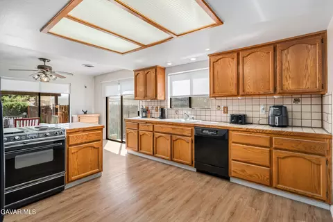 Kitchen - 45050 43rd St E, Lancaster, CA 93535 photo 1 of 5