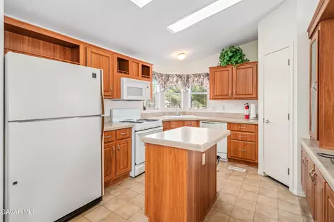 Kitchen - 45050 43rd St E, Lancaster, CA 93535 photo 4 of 5