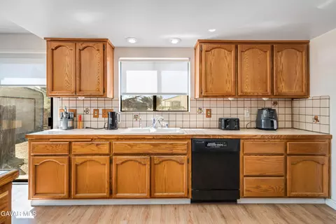 Kitchen - 45050 43rd St E, Lancaster, CA 93535 photo 3 of 5