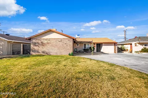 45461 3rd St E, Lancaster, CA 93535