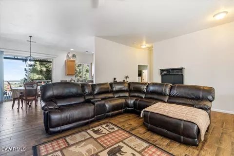 Living - 26821 Stirrup Way, Tehachapi, CA 93561 photo 2 of 2