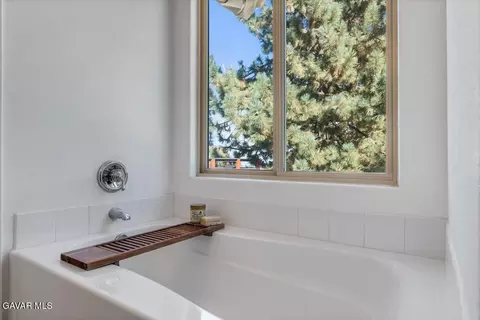 Bath - 26821 Stirrup Way, Tehachapi, CA 93561 photo 2 of 3