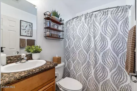 Bath - 26821 Stirrup Way, Tehachapi, CA 93561 photo 3 of 3
