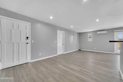 727 Ave H 8 W, Lancaster, CA 93534 photo 3