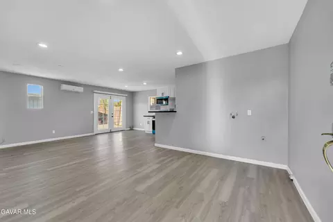727 Ave H 8 W, Lancaster, CA 93534 photo 4