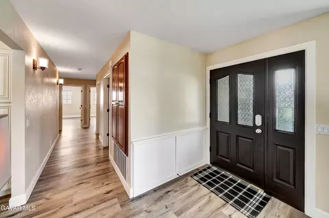 Entry Way - 2747 Wilson Ct, Lancaster, CA 93536 photo 2 of 3