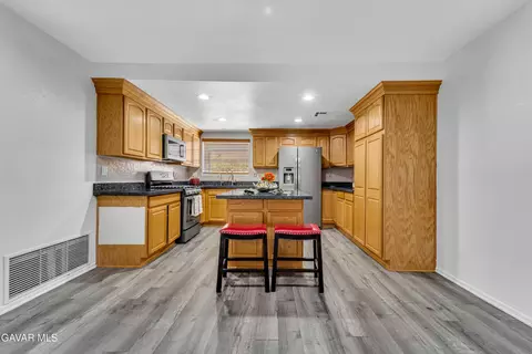 Kitchen - 822 Avenue J11 Ave E, Lancaster, CA 93535 photo 2 of 4