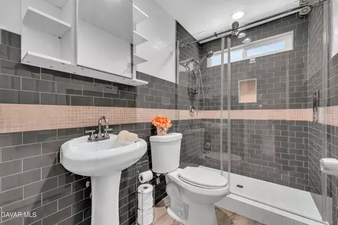 Bath - 822 Avenue J11 Ave E, Lancaster, CA 93535 photo 1 of 3