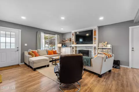 Living - 20410 Steeple Ct, Tehachapi, CA 93561 photo 3 of 3