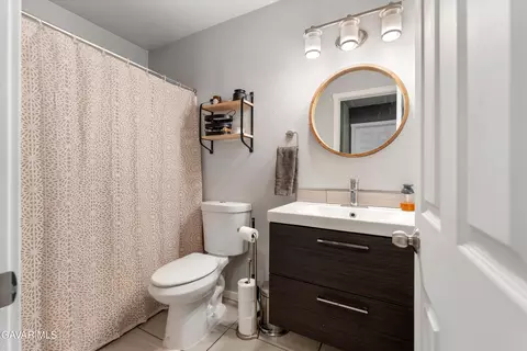 Bath - 20410 Steeple Ct, Tehachapi, CA 93561 photo 1 of 2