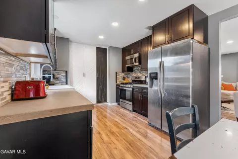 Kitchen - 20410 Steeple Ct, Tehachapi, CA 93561 photo 2 of 2