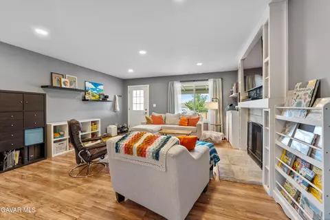 Living - 20410 Steeple Ct, Tehachapi, CA 93561 photo 2 of 3
