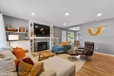 Living - 20410 Steeple Ct, Tehachapi, CA 93561 photo 1 of 3