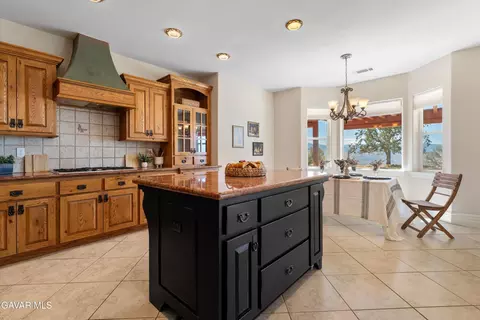 Kitchen - 30400 Horsethief Dr, Tehachapi, CA 93561 photo 2 of 5