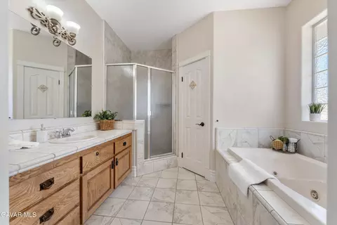 Bath - 30400 Horsethief Dr, Tehachapi, CA 93561 photo 2 of 2