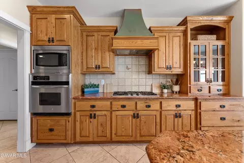 Kitchen - 30400 Horsethief Dr, Tehachapi, CA 93561 photo 4 of 5