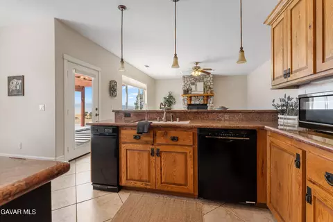 Kitchen - 30400 Horsethief Dr, Tehachapi, CA 93561 photo 3 of 5