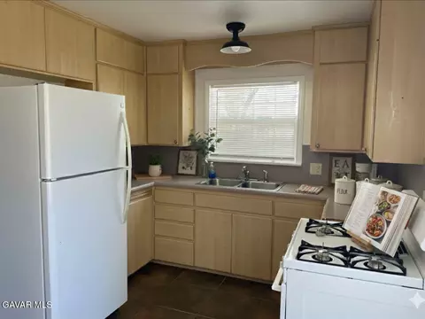 1144 Ivyton St W, Lancaster, CA 93534 photo 2