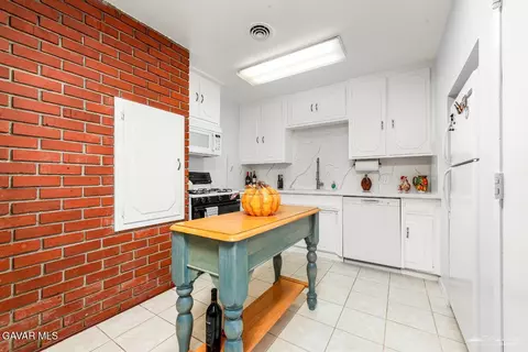 Kitchen - 103 Teakwood Ct, Tehachapi, CA 93561 photo 4 of 4