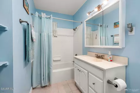 Bath - 103 Teakwood Ct, Tehachapi, CA 93561 photo 2 of 2