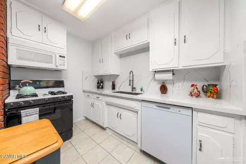 Kitchen - 103 Teakwood Ct, Tehachapi, CA 93561 photo 3 of 4