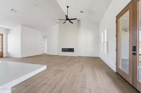 Living - 24401 Oaktree Ct, Tehachapi, CA 93561 photo 2 of 3