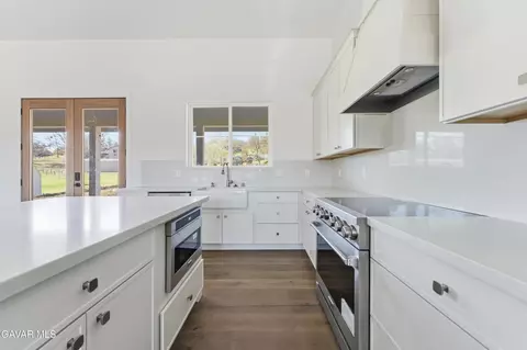 Kitchen - 24401 Oaktree Ct, Tehachapi, CA 93561 photo 2 of 2