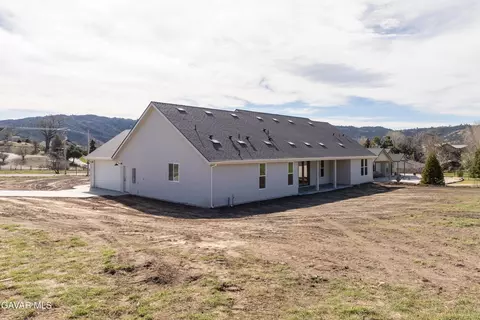 Exterior - 24401 Oaktree Ct, Tehachapi, CA 93561 photo 10 of 12