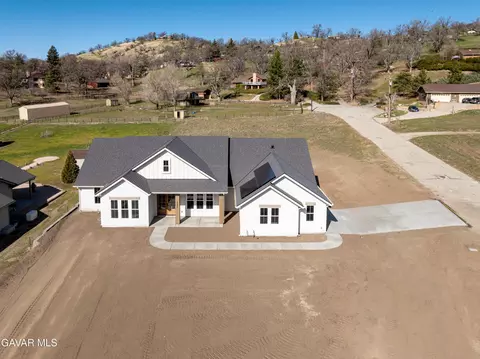 Exterior - 24401 Oaktree Ct, Tehachapi, CA 93561 photo 5 of 12