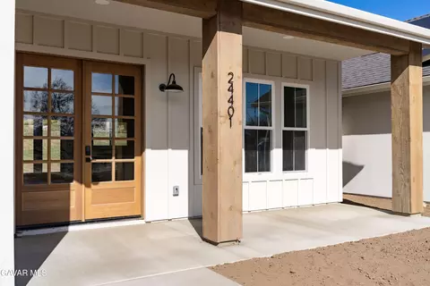 Exterior - 24401 Oaktree Ct, Tehachapi, CA 93561 photo 9 of 12