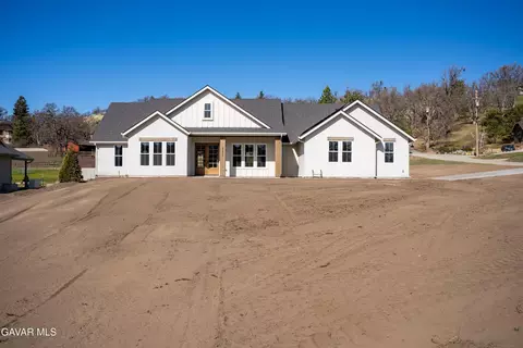 Exterior - 24401 Oaktree Ct, Tehachapi, CA 93561 photo 6 of 12