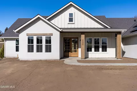 Exterior - 24401 Oaktree Ct, Tehachapi, CA 93561 photo 3 of 12