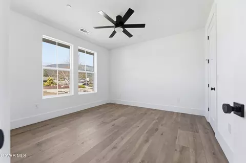 Bedroom - 29840 Pinedale Dr, Tehachapi, CA 93561 photo 7 of 9