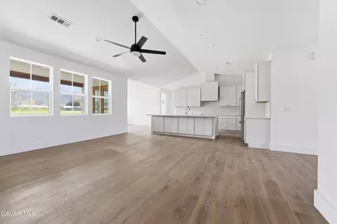 Living - 29840 Pinedale Dr, Tehachapi, CA 93561 photo 3 of 3