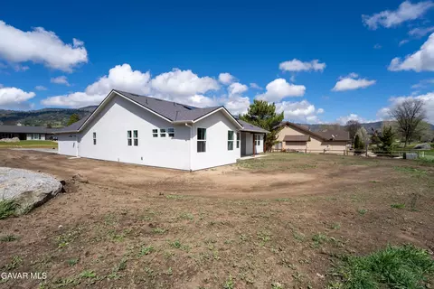 Exterior - 29840 Pinedale Dr, Tehachapi, CA 93561 photo 6 of 7