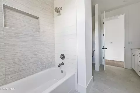 Bath - 29840 Pinedale Dr, Tehachapi, CA 93561 photo 2 of 3