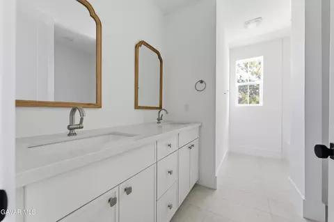 Bath - 29840 Pinedale Dr, Tehachapi, CA 93561 photo 1 of 3