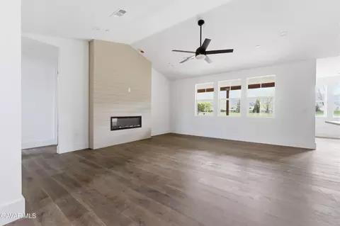 Living - 29840 Pinedale Dr, Tehachapi, CA 93561 photo 2 of 3