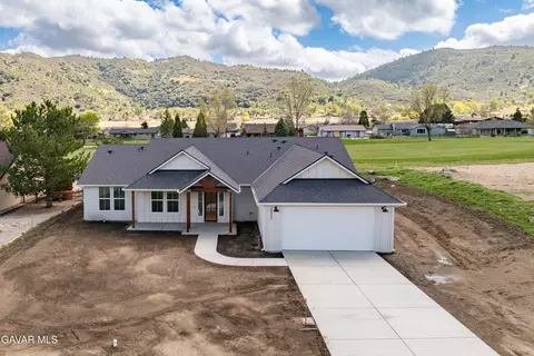 Exterior - 29840 Pinedale Dr, Tehachapi, CA 93561 photo 2 of 7