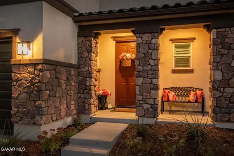 20912 Silvergate Way, Newhall, CA 91321 photo 2