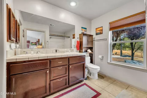 Bath - 28840 Gleneagle Ct, Tehachapi, CA 93561 photo 3 of 3